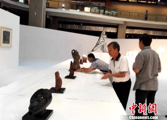 马心伯教授(右2)指导布展工作 杨伏山 摄