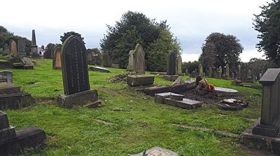 原文配图：位于英国圣约翰墓园的五座北洋水师水兵墓地，各有不同程度的损毁。