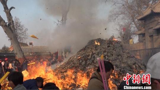 河南淮阳古庙会引八方香客现场香灰堆如山(图)