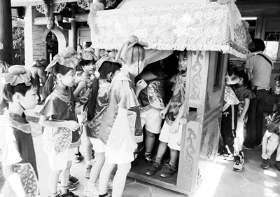 台湾小学生古礼开学 感受闽南文化之美_台湾文