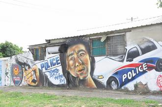 台南警察新村墙面彩绘帅气游客争拍照（图）