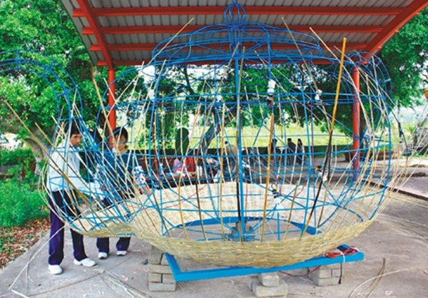 苗栗志工用竹条编织2.5米高茶壶造型吸睛（图）