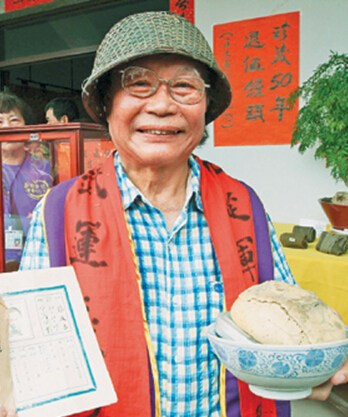 缅怀旧时光 台老兵将“退伍馒头”珍藏50年