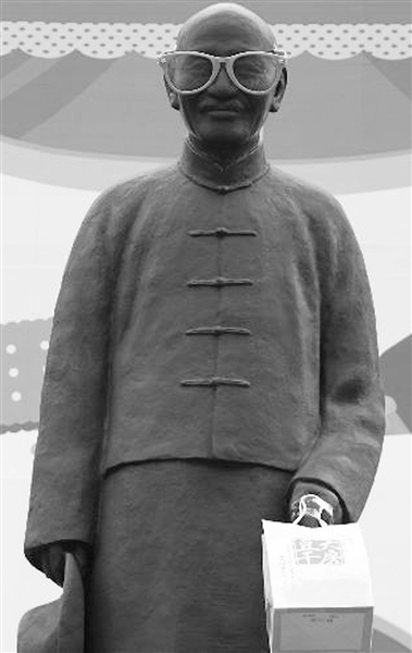 蒋介石铜像遍布台湾全岛 屡被戏谑涂鸦