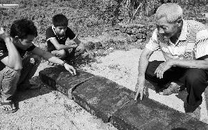 台风吹毁明代石牌坊 村民筹资新建(图) 台风吹毁明代石牌坊 村民筹资新建(图)