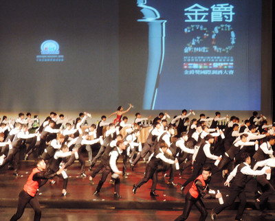 台湾举办国际调酒大赛百人表演抛瓶场面壮观（图）
