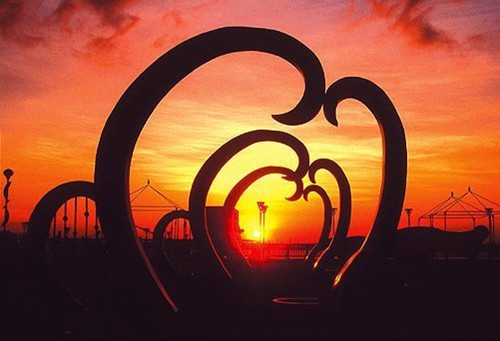 兴达港情人码头有多层次心型拱门，搭配黄昏夕阳美景，浪漫满点。（图：台湾《联合报》/高雄市政府海洋局）