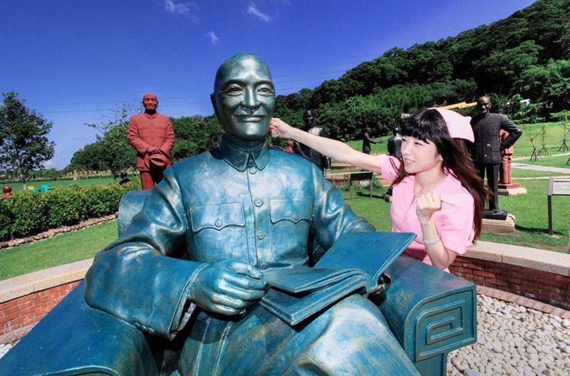 台湾少女恶搞蒋介石铜像