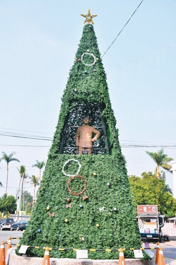 台南市玉井区圆环的耶诞树，留下方框让蒋介石铜像“透气”，引起民众议论纷纷。来源：台湾《联合报》