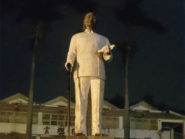 “二二八”前夕，云林科技大学校园云旭楼前方的蒋介石铜像被喷白漆。