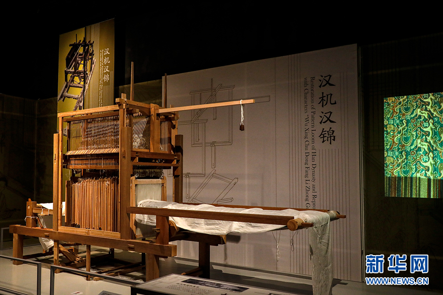 图为成都老官山汉墓出土的提花机复原品.新华网 毕尚宏摄