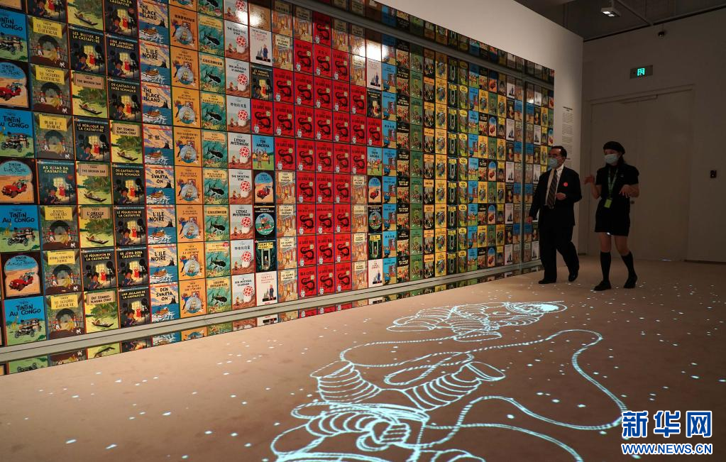 8月5日,观众在上海当代艺术博物馆参观"丁丁与埃尔热"展.