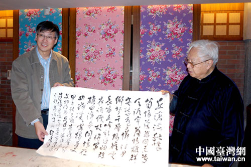 郑大副会长接受欧豪年大师赠送自己的书法作品