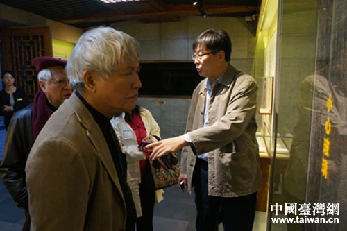 国画大师江明贤观看展览