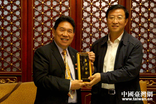 市台联党组书记向参访团团长于晓佩先生赠送纪念品