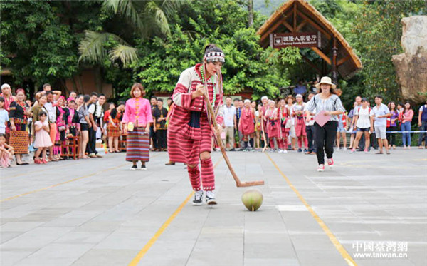 台湾少数民族文化艺术团成员参加"赶椰子"活动.