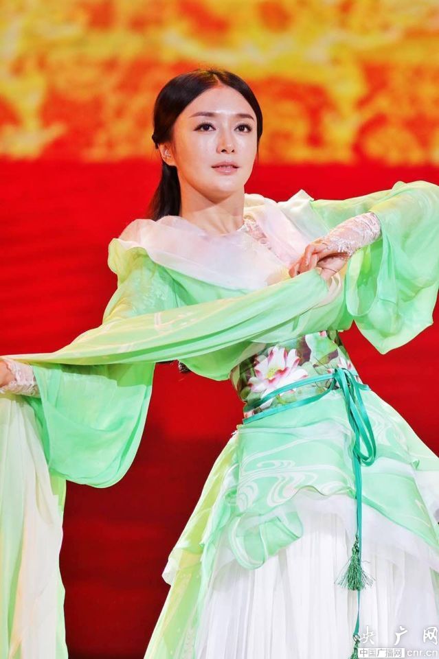 羊年春晚第三次彩排贾玲爆笑登场佟丽娅惊艳亮相