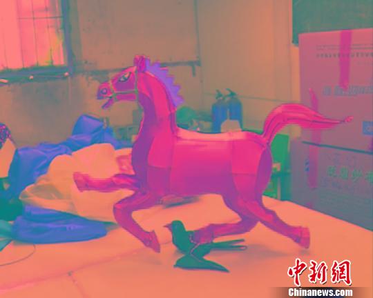 南京非遗传人设计生肖花灯“马踏飞燕”售价1万