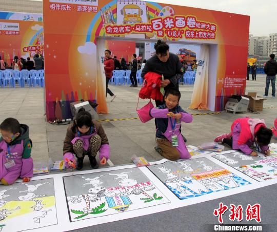 厦门百名儿童共绘百米长卷助阵马拉松