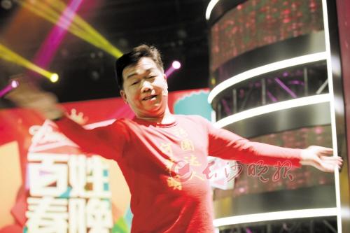 61岁大叔挑战小彩旗 连续旋转3小时 61岁大叔挑战小彩旗 连续旋转3小时