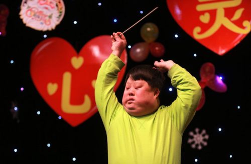 智障指挥家舟舟妈妈去世后被人遗忘了