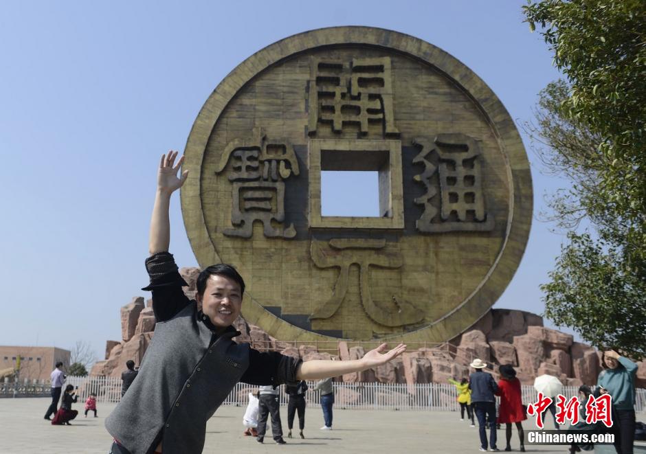 世界最大铜钱雕塑亮相湖南引围观